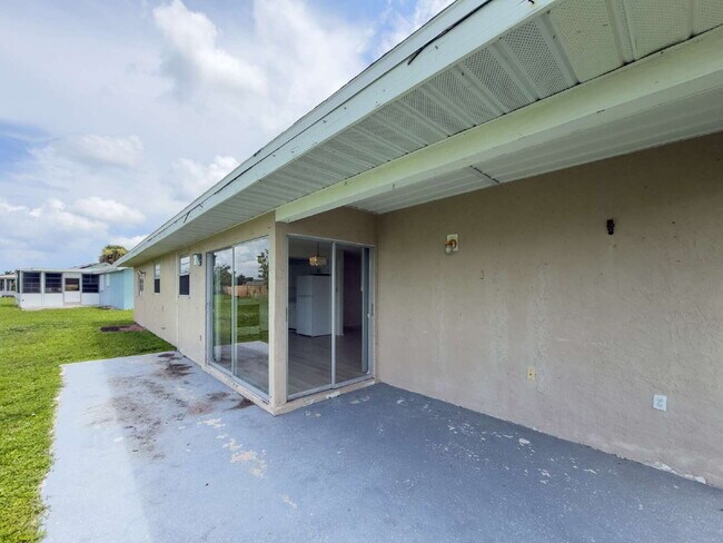 Building Photo - Available for immediate occupancy!