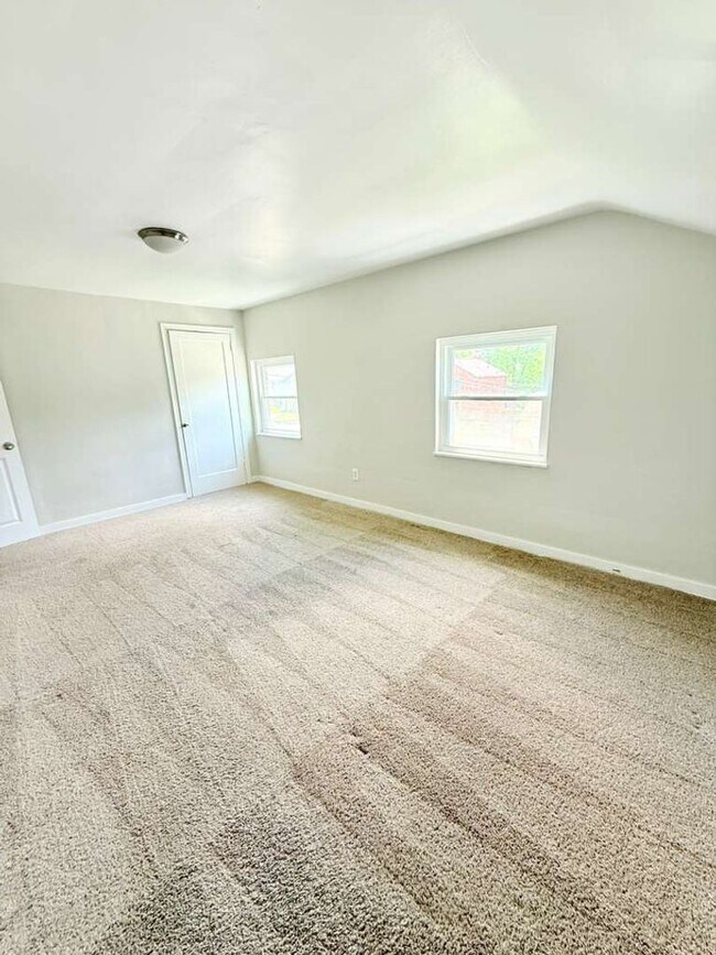 Building Photo - Spacious and beautifully updated 3-bedroom, 2-bath