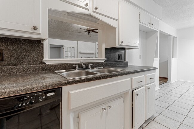 Building Photo - 3 Bed 2 Bath in OKC!