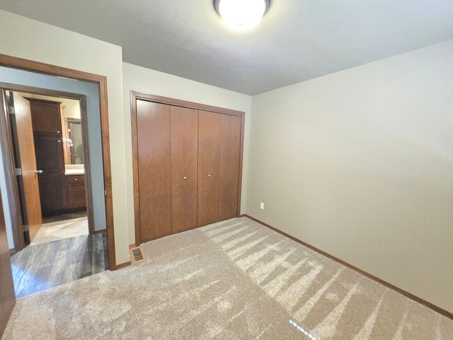 Building Photo - East Sioux Falls 4 Bed, 3 Bath Walkout Twi...