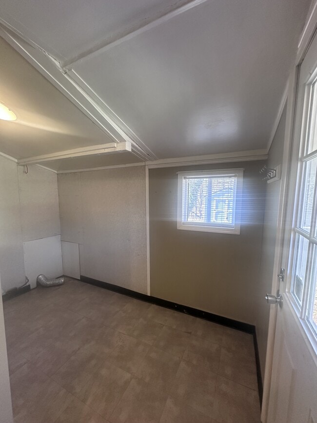 Building Photo - 150 Bernard Ct