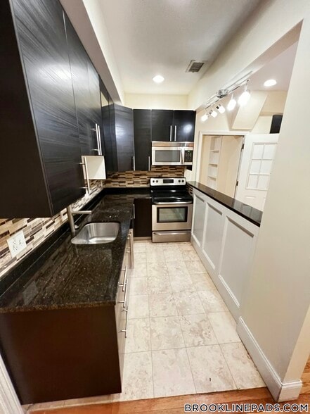 Building Photo - 1801 Beacon St