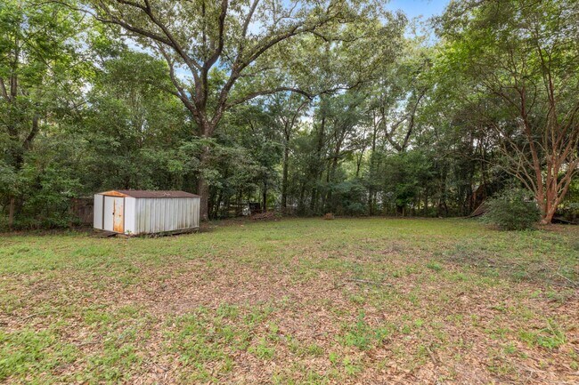 Building Photo - AVAILABLE IN OCTOBER! 2 beds 1 bath