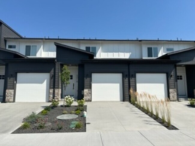 Building Photo - Super cute Brand newer Row Home with 1 car...