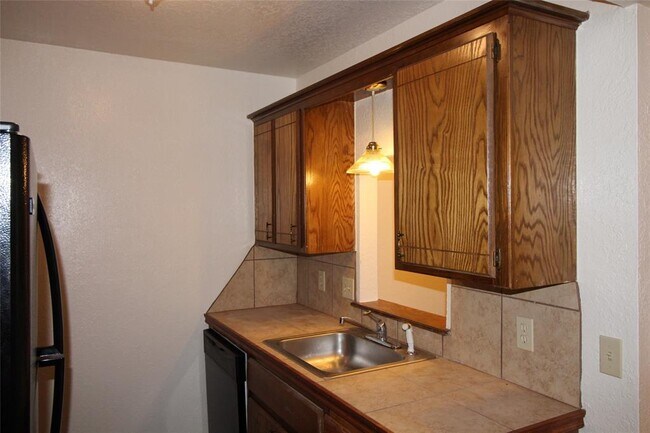 Building Photo - 1901 E Lindsey St