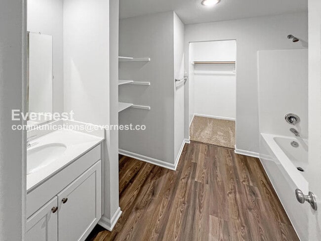Building Photo - 4 Bed, 2 Bath Home with Garage / Pet-Friendly / Coming Soon!