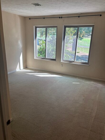 Building Photo - 704 White Tail Way