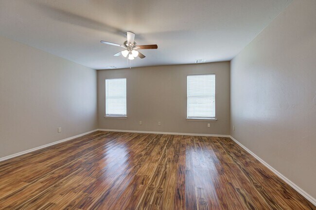 Building Photo - ** $500 Off Move-in Special ** Gorgeous 4 ...