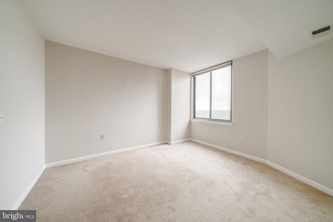 Building Photo - 851 N Glebe Rd