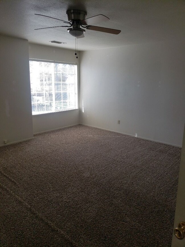 Building Photo - Adorable Spacious 3 Bdrm 3 Bath Home