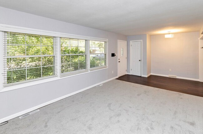 Building Photo - NEWLY UPDATED!! 3 Bedroom, 2 Bathroom Home in Des Moines!