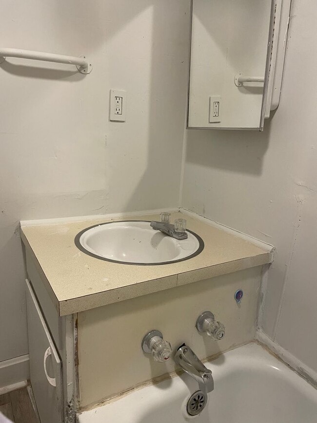 Building Photo - 3 bedroom 2 Bath $875