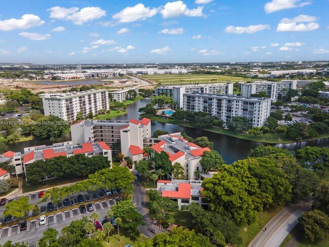 Building Photo - 2311 S Cypress Bend Dr