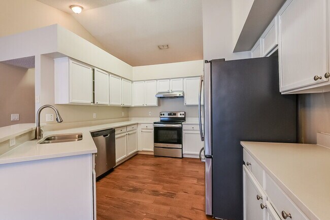 Building Photo - 13621 Meadowpark Ave