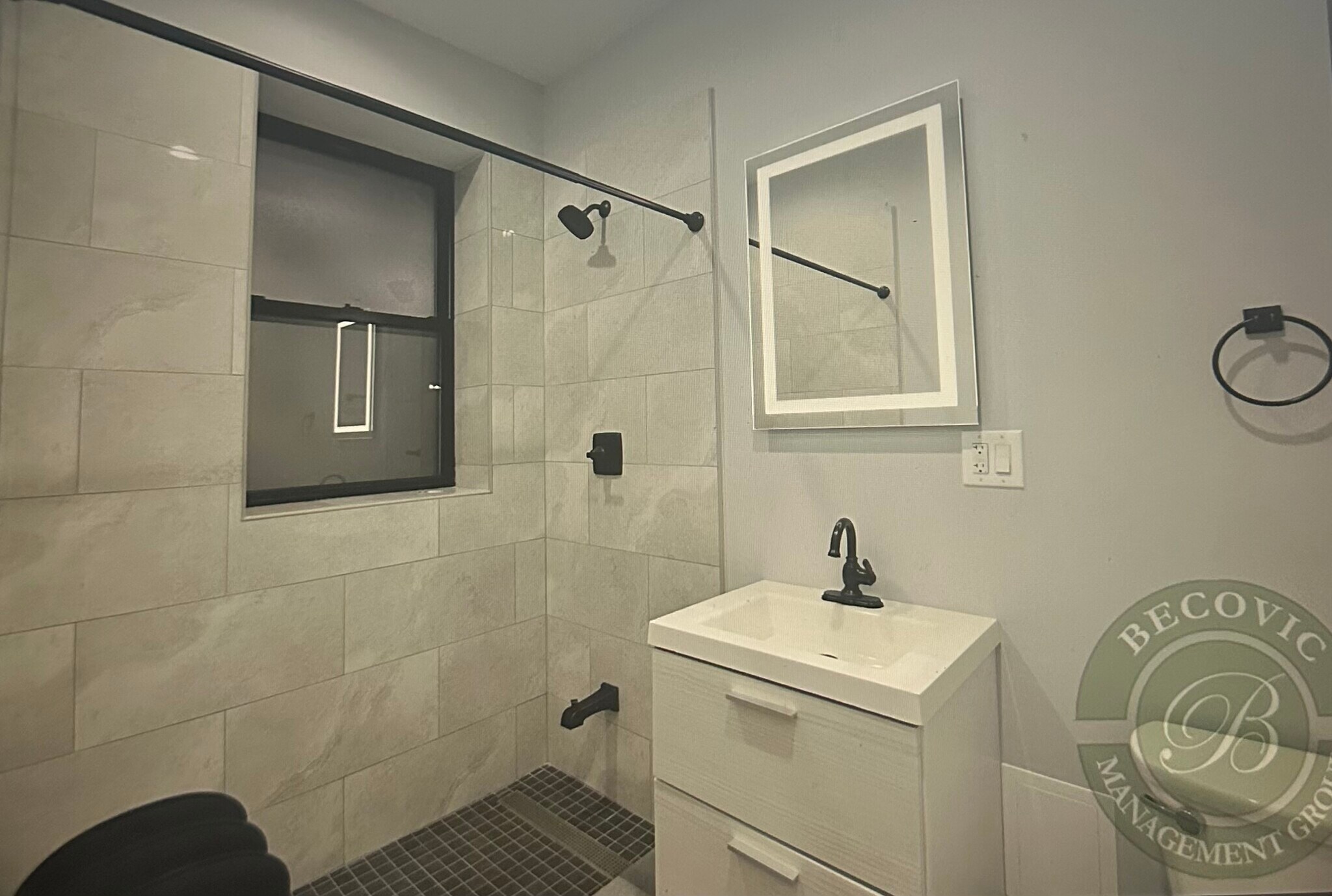 Building Photo - 1058 W Glenlake Ave