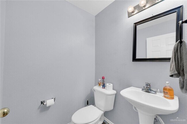 Building Photo - 3806 View Point Dr