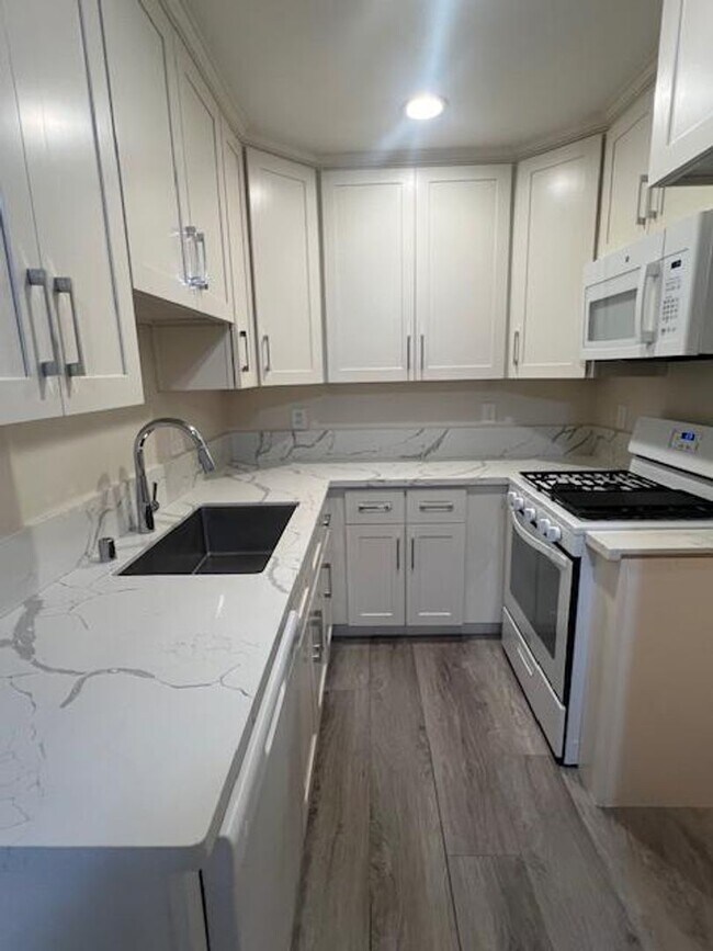 Building Photo - 4905-4907 Douvan Court