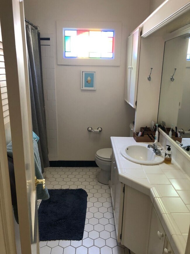 Building Photo - APPLICATION PENDING!!! 2 bedroom Secret Hi...