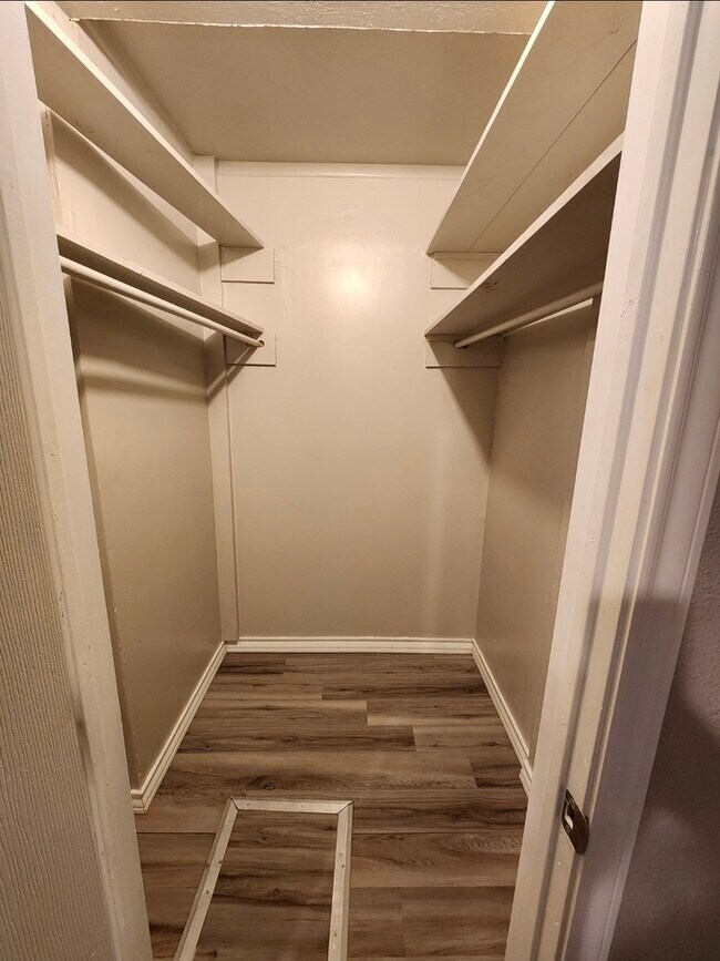 Building Photo - Take a look inside! 4 bed 2 bath with 3 car garage