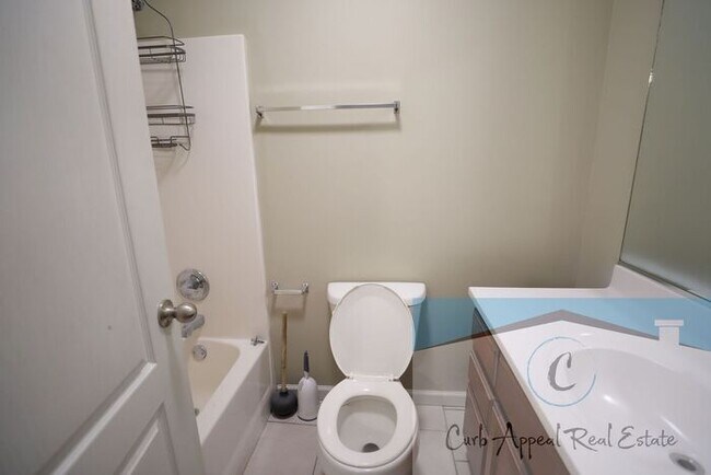 Building Photo - Utilities included!! Internet included!! Spacious 2 bed /2 full bath apt - includes washer/dryer