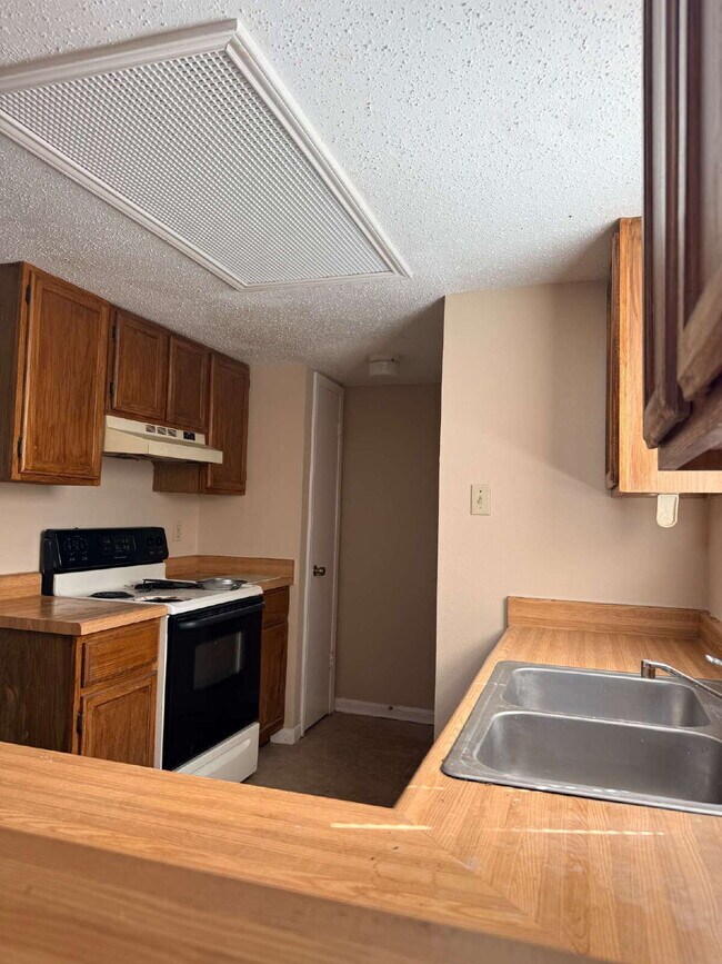 Building Photo - Two Bed/ Two Bath Duplex Home, Close to Ft. Sam Houston