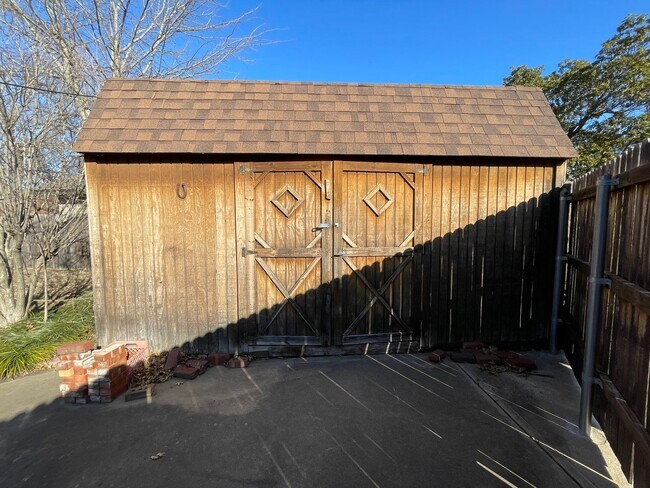 Building Photo - 3 bedroom, 2 bath, 2 living areas, 2 car garage Ranch style home nestled on a corner lot