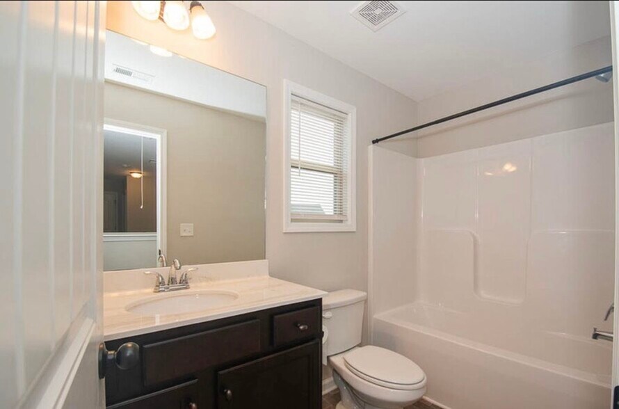 Full Bath - 399 Cobblestone Trl