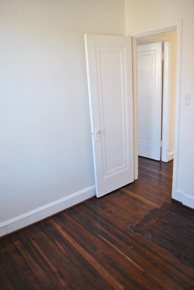 Building Photo - Georgetown near GT Medstar Hospital, Chic Rowhouse 5br/3Ba w/Yard, Deck, Parking