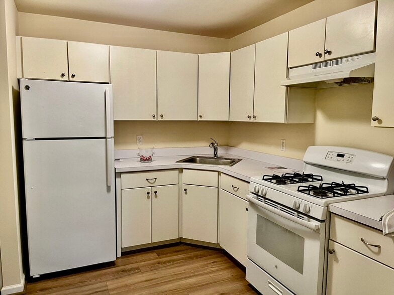 Gas Range Kitchen - 926 Juniper Way