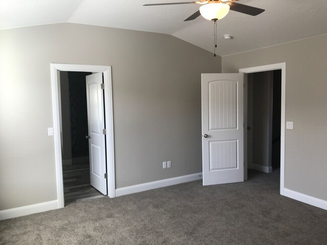 Building Photo - Very nice Townhouse in Santa Clara, with a...