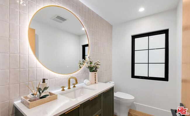 Building Photo - 2565 Patricia Ave