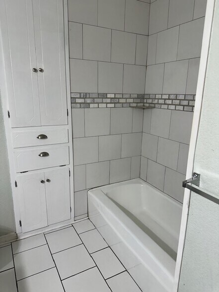 Secondary bathroom - 3917 Lancelot Ln