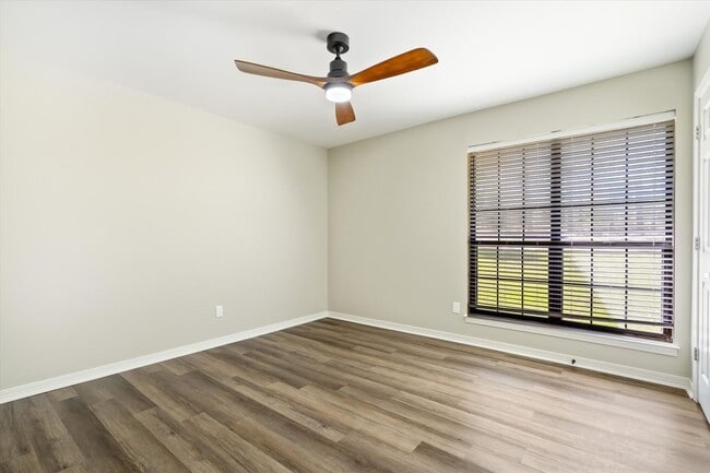 Building Photo - Bay Minette Beauty
