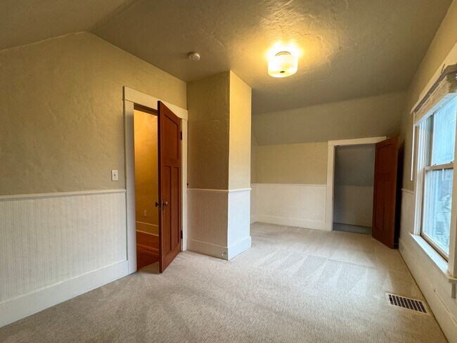 Building Photo - Queen Anne Home