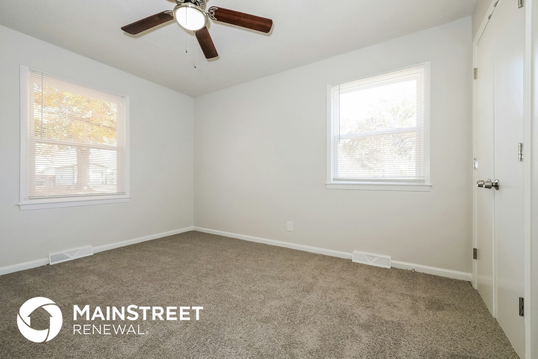 Building Photo - 403 E 9th St