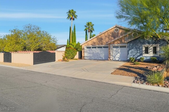 Building Photo - 8570 Country Home Cir