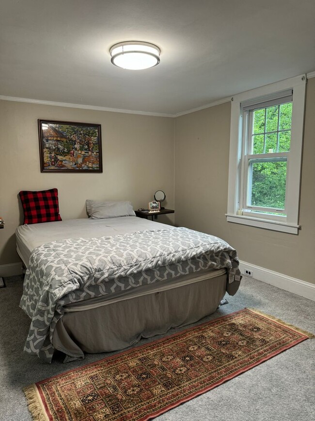 Building Photo - 4 Bedroom just minutes to Dartmouth