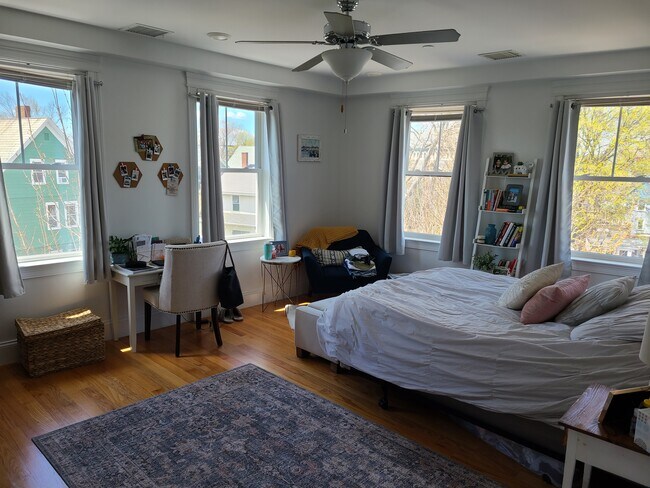 Building Photo - 10 Fern St