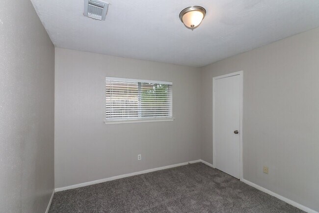 Building Photo - 6527 La Violetta Dr