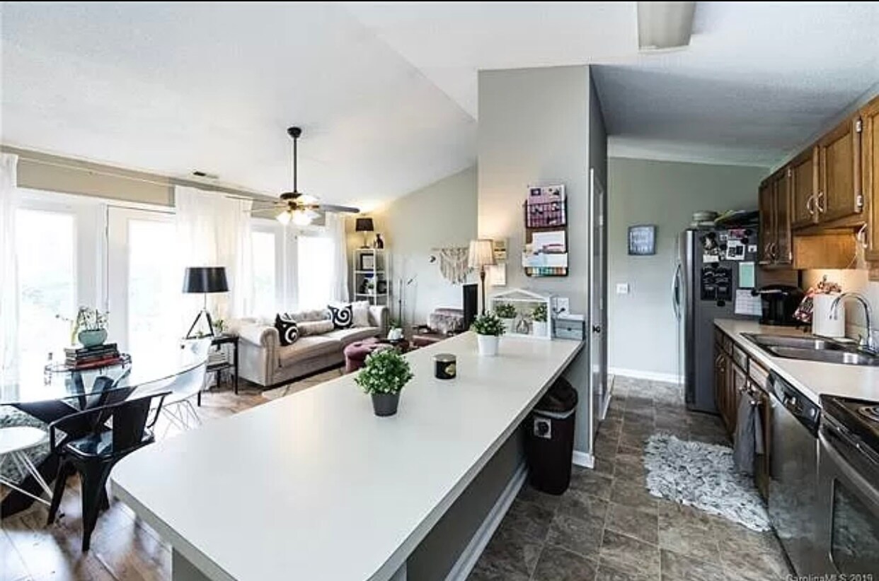 Building Photo - 6145 Meadow Rose Ln Apt K