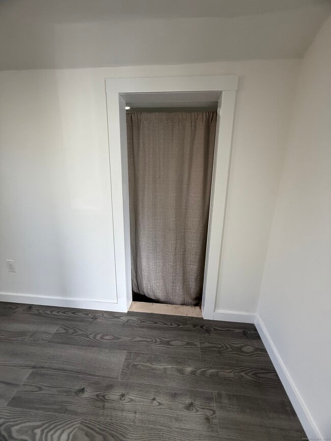 Building Photo - 74 Grove Beach Rd N