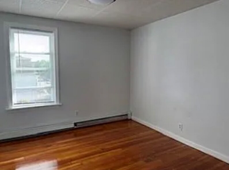 Building Photo - 202 Pine St