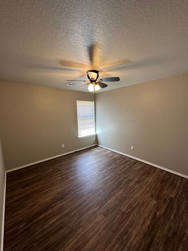 Building Photo - 2004 Cloverdale Ln