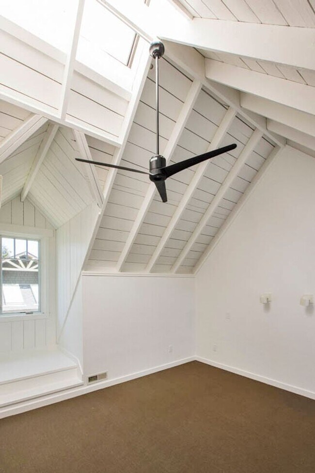 Building Photo - Balcony & Gas Fireplace: Sunny Apartment i...