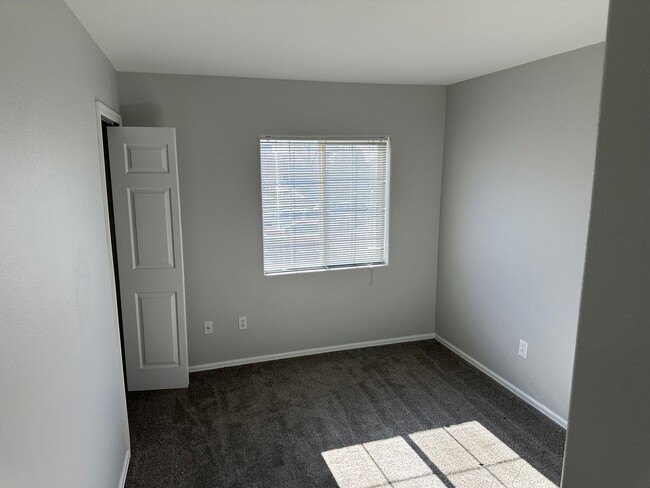 Building Photo - 3 Bedroom 2.5 Bath 2 Story Town Home 2 Car...