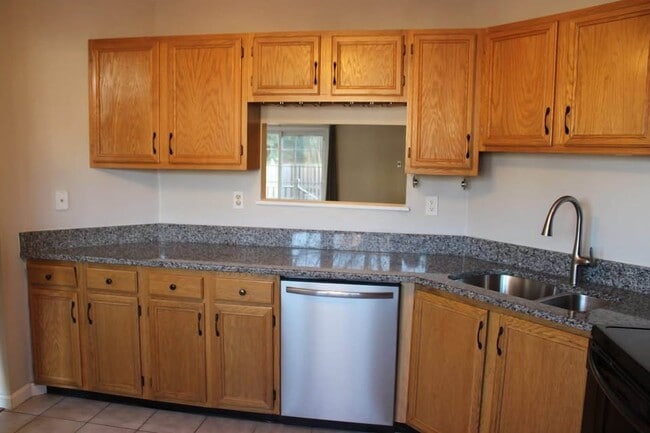 Building Photo - 433 Ellis Ln