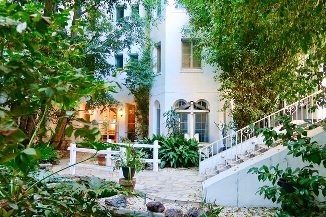 Primary Photo - 6626 Franklin Ave