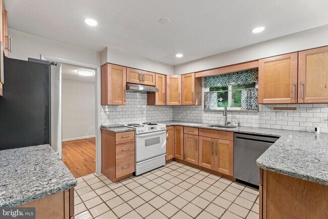 Building Photo - 4631 Hawksbury Rd