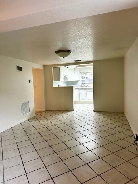 Living room - 516 E Esther St