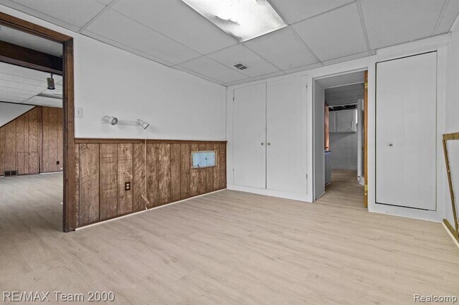 Building Photo - 25152 Fairway Dr
